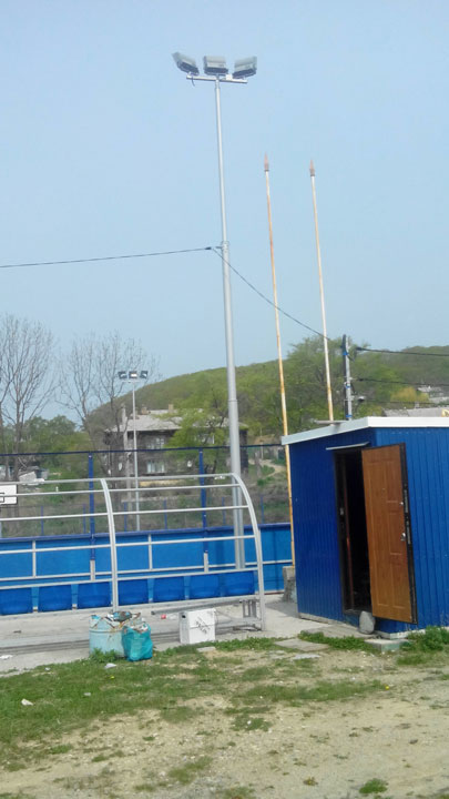 Установка видеонаблюдения на круглых столбах на стадионе поселка Преображение